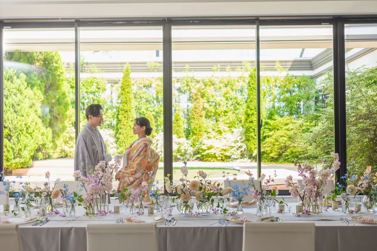 少人数専用の会場アリアで過ごす和装の新郎新婦